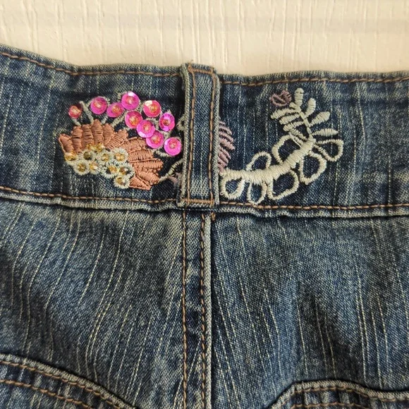 Bejeweled Capris - Picture 5 of 6